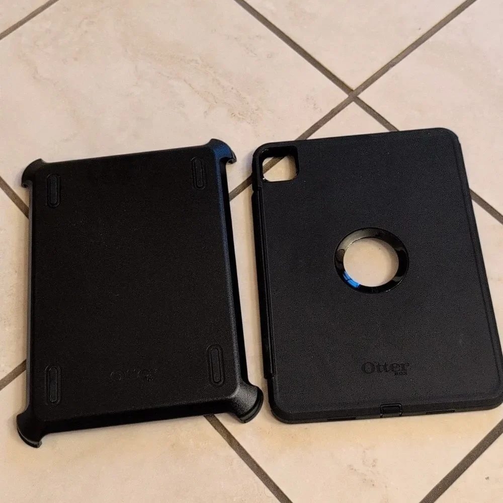 New In Damaged Box Otterbox iPad Pro 11-Inch Case Defender Pro Black